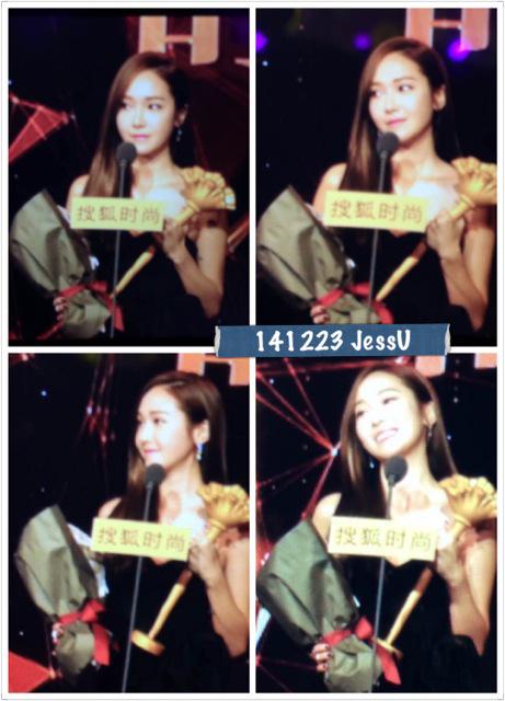 [PIC][23-12-2014]Jessica khởi hành đi Bắc Kinh để tham dự "Sohu Fashion Awards" vào sáng nay B5jIayYCIAEj0oD