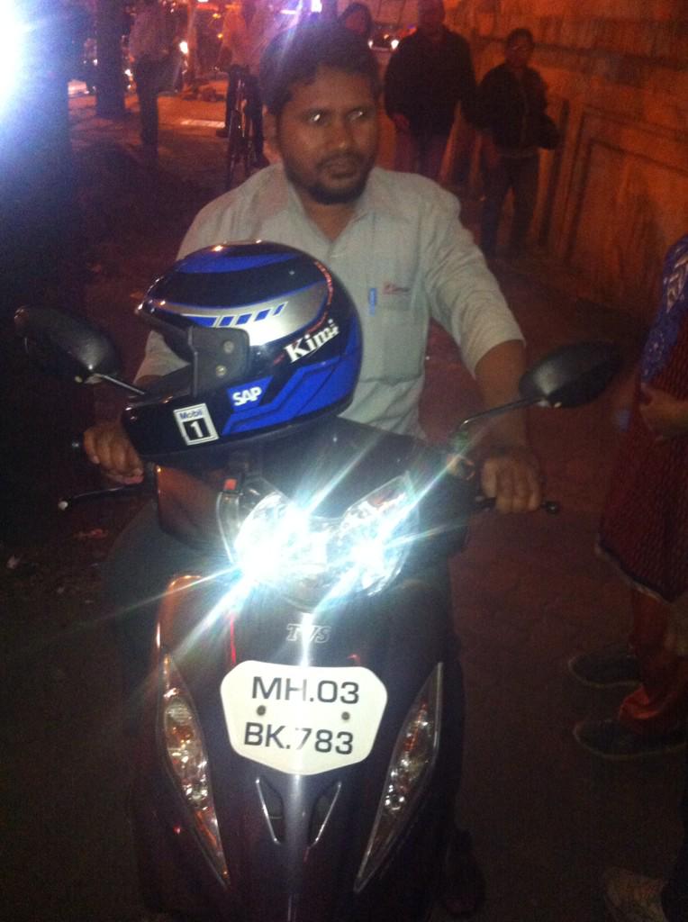 Shame shame! This guy was riding scooter on sidewalk outside Meluha. Kudos to the lady who took him on <a href="/TrafflineMUM/">Ridlr Mumbai</a>