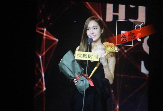 [PIC][23-12-2014]Jessica khởi hành đi Bắc Kinh để tham dự "Sohu Fashion Awards" vào sáng nay B5jL5teIcAAWzBS