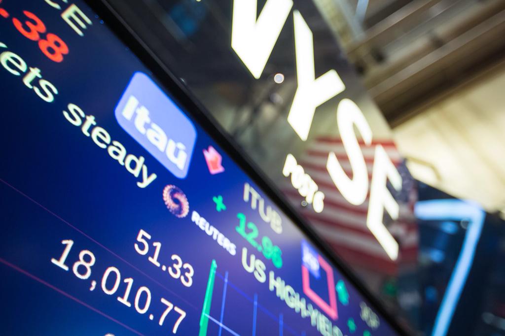 NYSE's tweet image. Dow hits 18,000 for first time ever