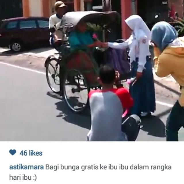 AnggaNovella's tweet photo. @info_Blora kegiatan osis blora membagi bunga di jalan dalam memperingati hari ibu. http://t.co/h06E7iQFtt