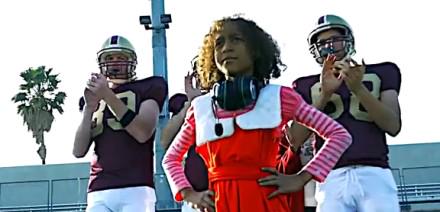 HypePlusTV's tweet photo. Hilarious: What happens when Jamie Foxx's Annie and Any Given Sunday becomes one film http://t.co/81doFw9HDD http://t.co/UOKQDMT3wA