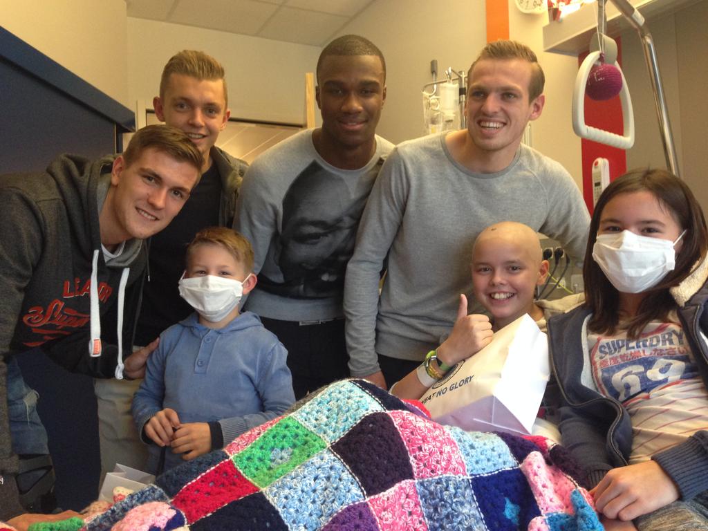 ClubBrugge's tweet photo. .@ObbiOulare, @YReuten, Laurens De Bock en @BjornEngels brachten cadeaus nr de kinderkankerafdeling van het @uzgent. http://t.co/17mag1JgTA