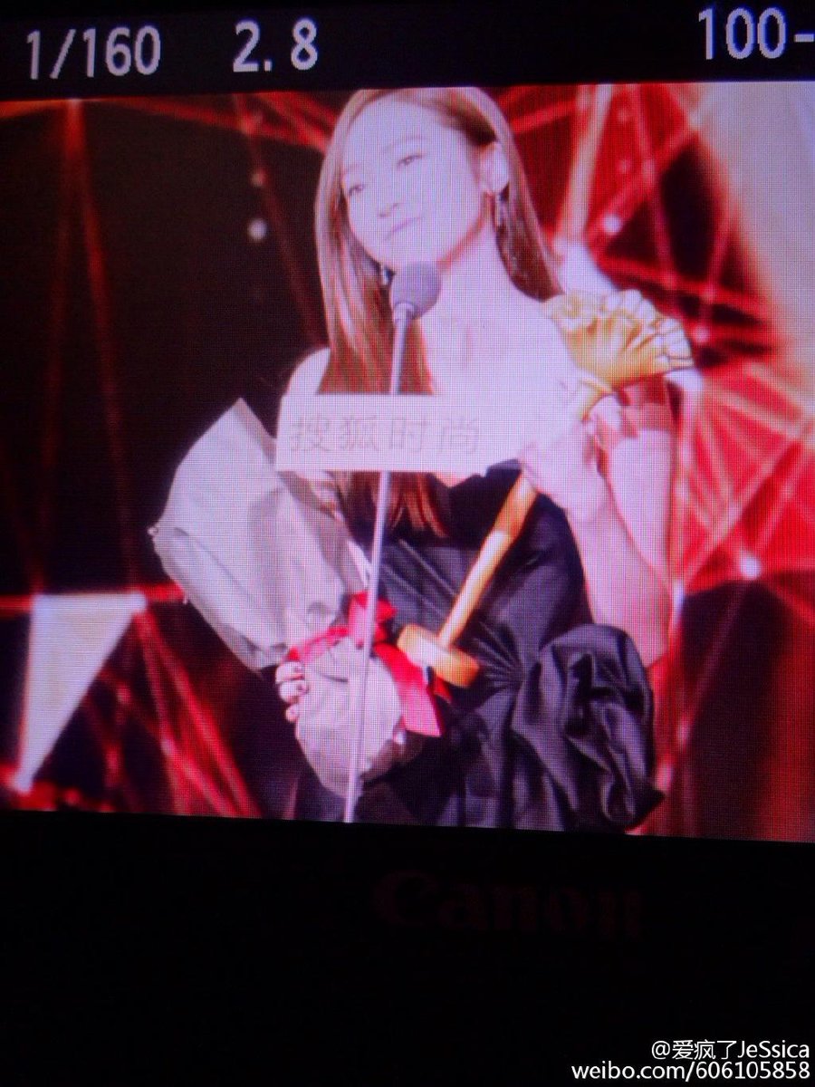 [PIC][23-12-2014]Jessica khởi hành đi Bắc Kinh để tham dự "Sohu Fashion Awards" vào sáng nay B5jU0VFCEAAsYYG