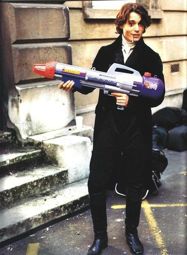 JasmineImogen's tweet photo. “@M0VIEStars: Johnny Depp packing the legendary Super Soaker CPS 2000 on the set of Sleepy Hollow. http://t.co/iUbeoIZkFG” @Imogentalbot