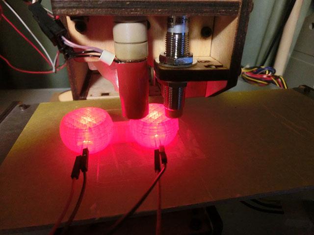 HackerspaceNago's tweet photo. “@compon: 3DプリンターでLEDをインサート成形して出力しつつ、出力してる最中なのにもうLEDを光らせてみるテスト
動画　https://t.co/8htSP1cRlO http://t.co/7a4MFLREna”