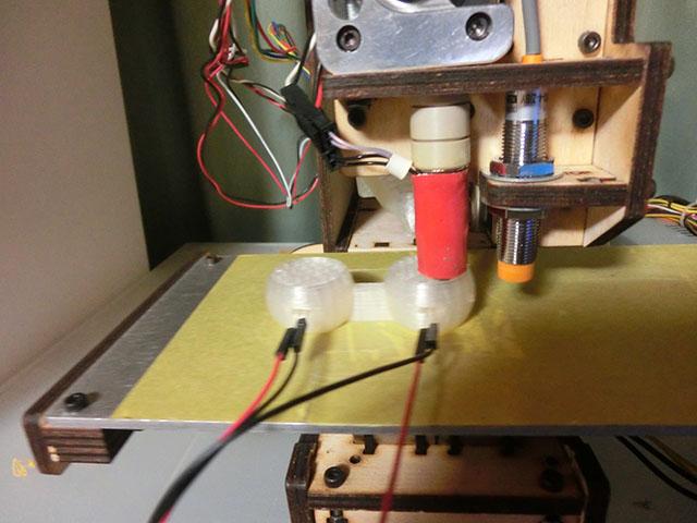 HackerspaceNago's tweet photo. “@compon: 3DプリンターでLEDをインサート成形して出力しつつ、出力してる最中なのにもうLEDを光らせてみるテスト
動画　https://t.co/8htSP1cRlO http://t.co/7a4MFLREna”