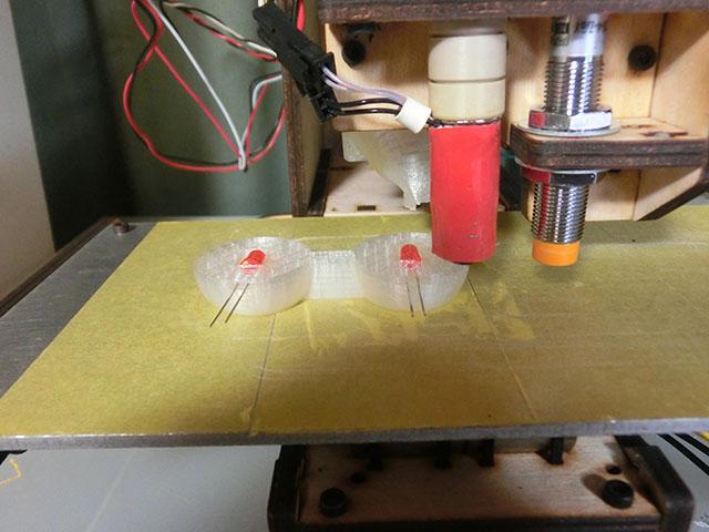 HackerspaceNago's tweet photo. “@compon: 3DプリンターでLEDをインサート成形して出力しつつ、出力してる最中なのにもうLEDを光らせてみるテスト
動画　https://t.co/8htSP1cRlO http://t.co/7a4MFLREna”