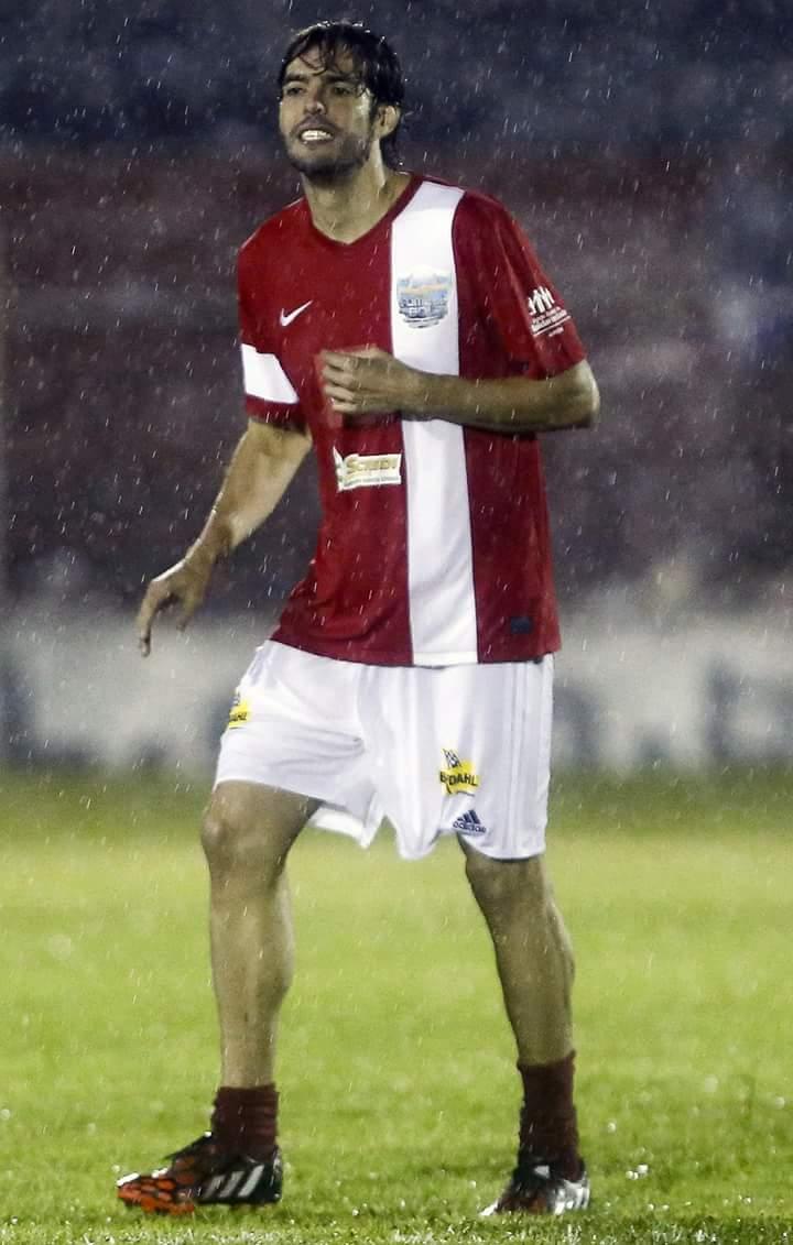 Liverfool14's tweet photo. Que si los colegas de @neymarjr nos han plagiado la equipación, pues se dice. http://t.co/mL6EqYihU2
