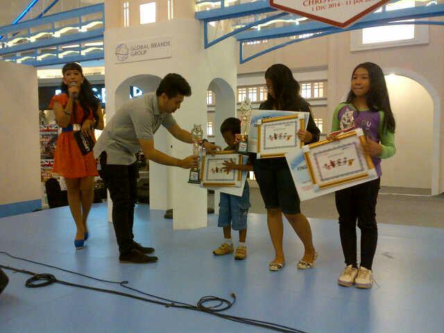 triplenine_'s tweet photo. Dan ini dia nih pemenang kita dalam kompetisi Finger Puppets hari ini di @LippoMallKemang selamat buat adek2 ya..!:D http://t.co/OynGUlF0EX