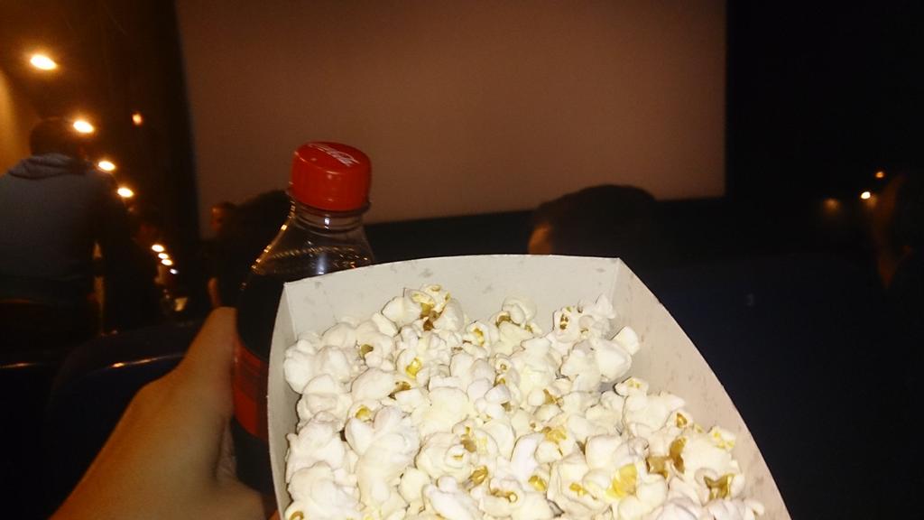 AlmuCarnerero's tweet photo. Preparados para una buena sesion de cine @JesusCalleja14 #ElHobbitLaBatallaDeLosCincoEjercitos http://t.co/QfZhfvmNHz