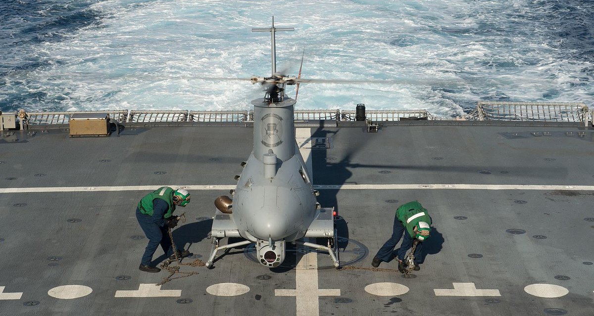 CavasShips's tweet photo. #FireScouts compared: small MQ-8B on LCS, larger MQ-8C on DDG. Completely different airframes, same #UAV systems http://t.co/AFjSnBbogK