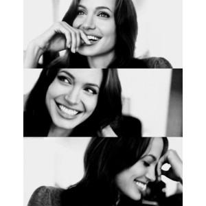 TeedoMahoko's tweet photo. Angelina Jolie does it best. http://t.co/wb5uMGNPq6