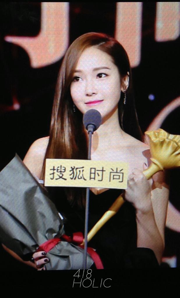 [PIC][23-12-2014]Jessica khởi hành đi Bắc Kinh để tham dự "Sohu Fashion Awards" vào sáng nay B5jhftlIQAAbZjX