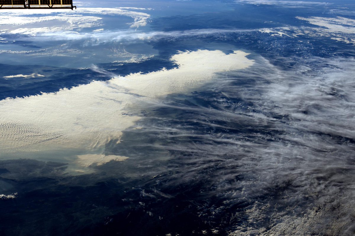 AstroSamantha's tweet photo. (IT) Sono parziale ma me Alpi non sono spettacolari da qui? Però che nebbia in pianura! #Italia http://t.co/CRXQWwdlzM
