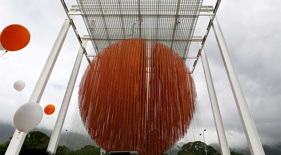 Florexy's tweet photo. Hermosa! "@globovision: #EnImagenes Así quedó la Esfera de Soto http://t.co/Iz1MrRcHC8 http://t.co/Z7NCHUeS3e"