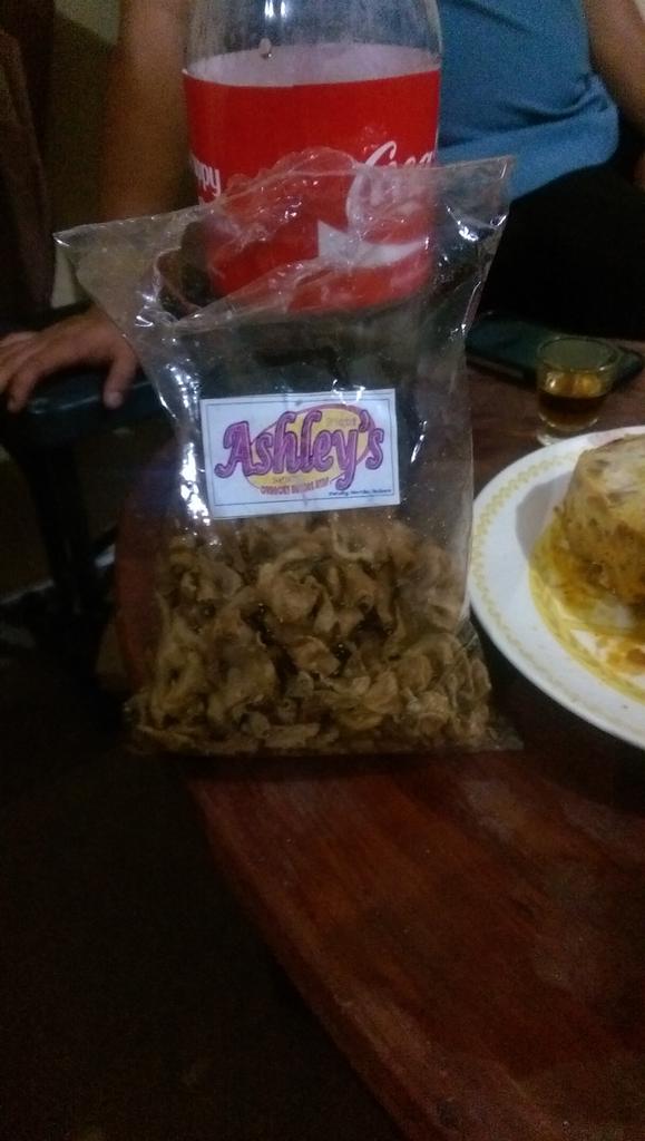 dino_mars's tweet photo. Ashley, ang ingay mo pag kinakain. #butcheron http://t.co/aUoyDjoaQp
