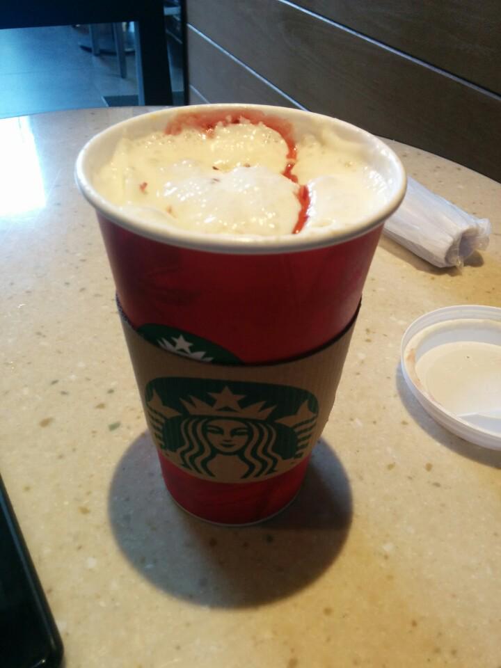 DeadMan_Inc01's tweet photo. Un Cranberry mocha blanco para en lo que entro al work (@ Starbucks in Mérida, YUC) https://t.co/Sd9JQD6j9e http://t.co/k9abes6SCu