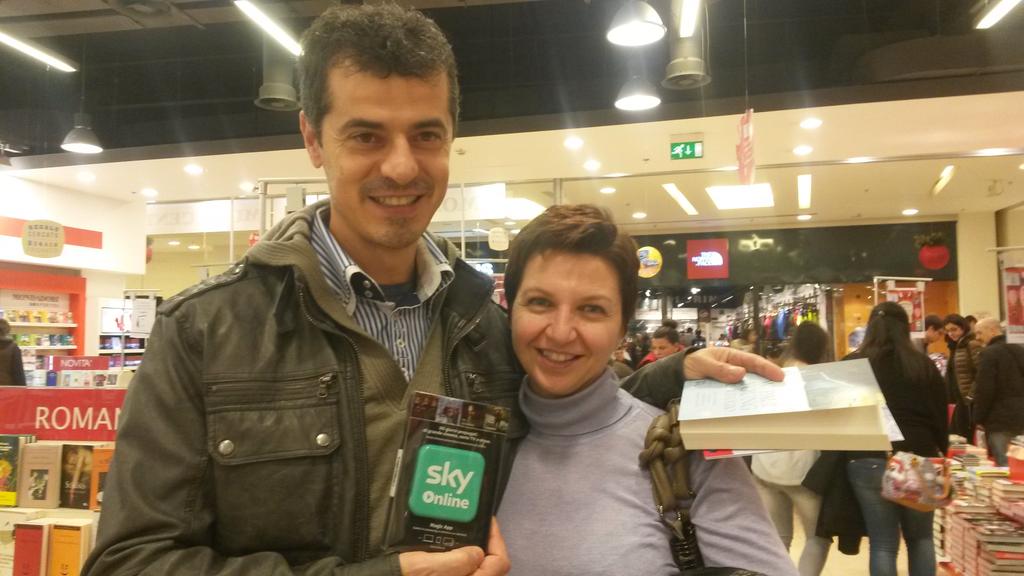 giulia8rogati's tweet photo. Questa simpatica coppia ha appena regalato @SkyOnline a degli amici! #ProgrammiXNatale! http://t.co/YEU35XN5O3 http://t.co/MoHpN8d28d