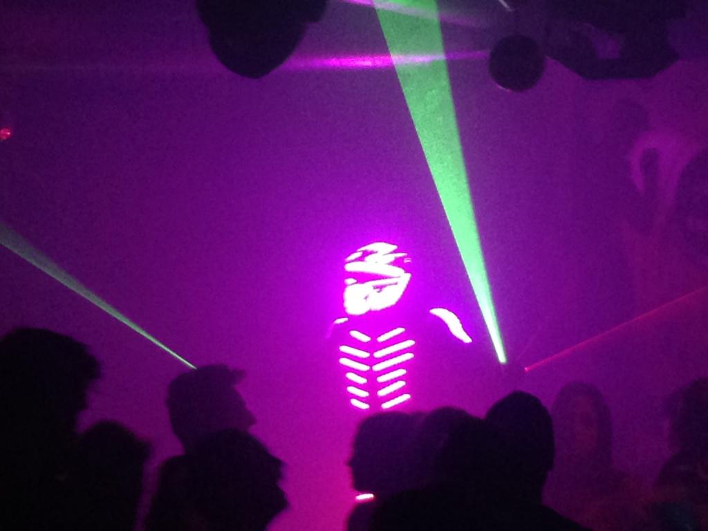 Discotuentti's tweet photo. NUESTRO LED MAN.. NO TE LO PIERDAS http://t.co/4CfjDhXWbt