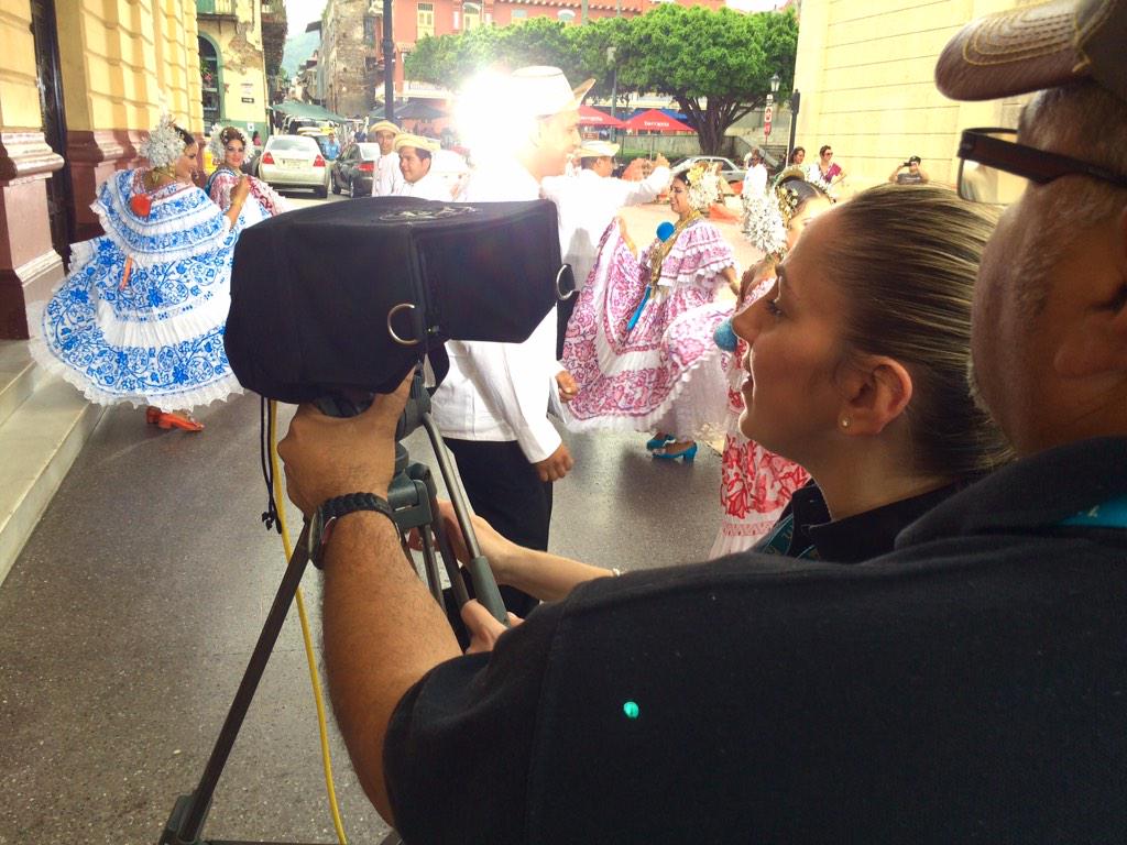 elenallorach's tweet photo. Durante la grabación d la promo d @alopanameno @Telemetro para Desfile @milpolleras Espérenla!@atppanama #TaMasBueno http://t.co/VEok2veQeb