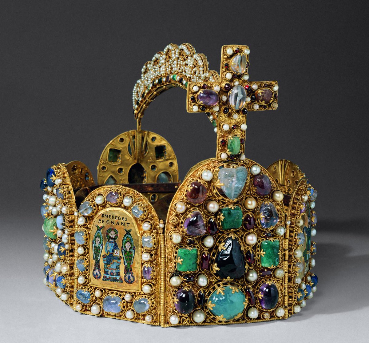 Императорская корона императорская сокровищница вена. Корона византии. Корона византии. Корона карла великого. Корона мономаха византия.