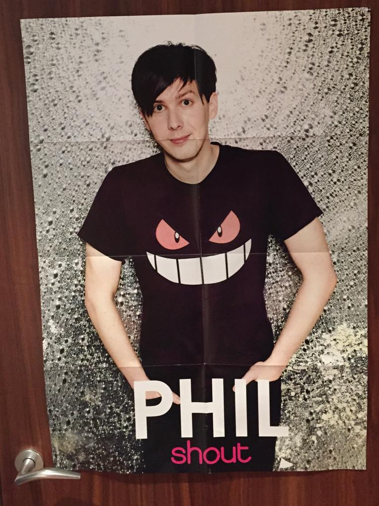 AmazingPhil's tweet image. Arrived at my parents house!! Look what's on my bedroom door 😐