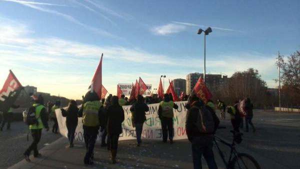 Elenacolora's tweet photo. "@CntMadridRio: El 9º día de huelga en Madrid Río de nuevo un éxito. ¡Vamos a ganar! @madridriolucha #MadridRio http://t.co/sRoBXNr1cb"