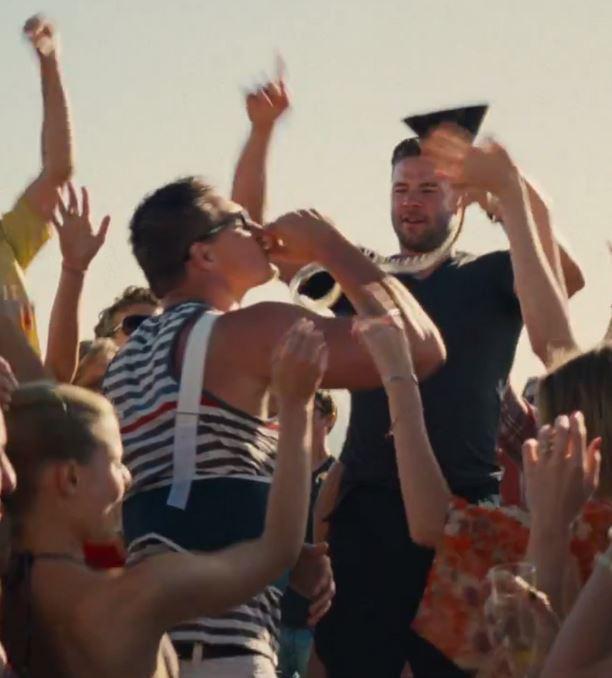 stoolpresidente's tweet photo. Best part of Entourage Movie teaser is @Edelman11 funneling beers down @RobGronkowski throat http://t.co/RIOO6dkgLb http://t.co/8ZtQAE2k4l