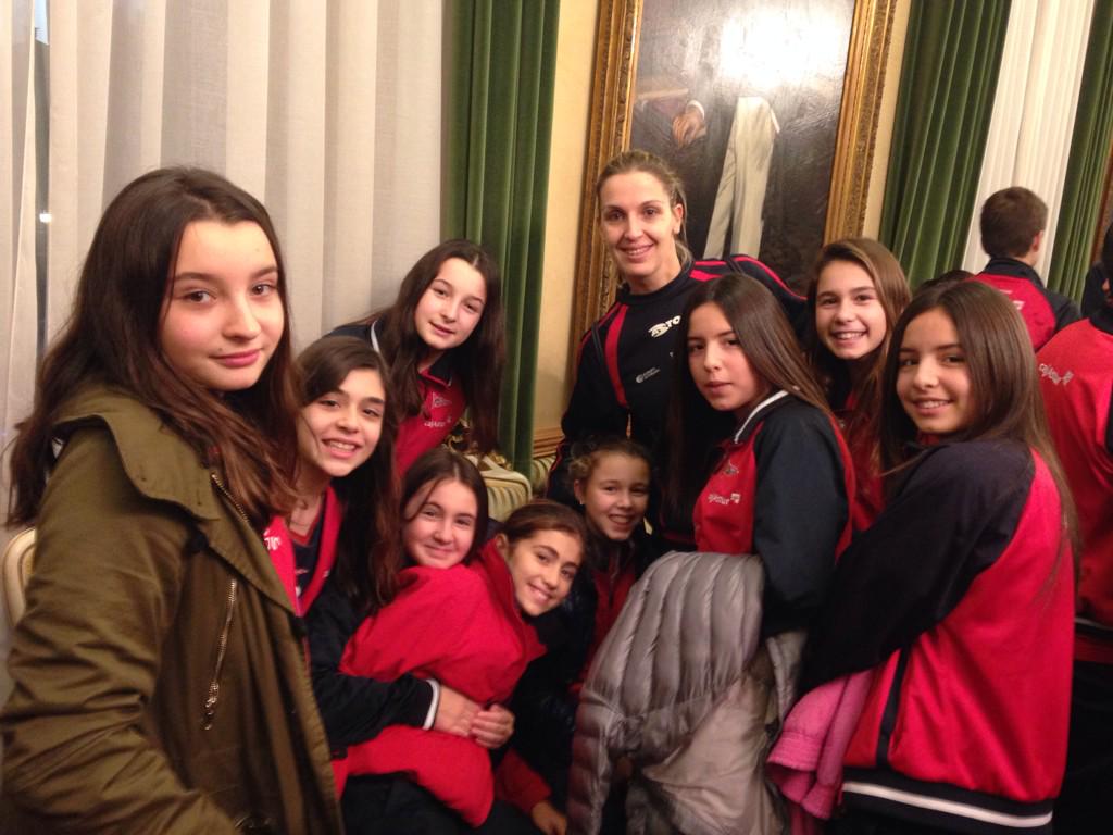 VoleibolRGCC's tweet photo. Nuestras enanas del #Inf2002RGCC en el ayuntamiento junto a la alcaldesa @carmenmoriyon @crischamoso #CopaStadium http://t.co/qEnQ5BgZof