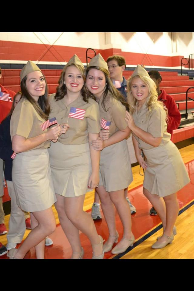 carli_suth's tweet photo. Happy 18th Birthday to our not so little Boogie Woogie Bugle girl☺️🎉 love you so much Shelbi! Have a wonderful day! http://t.co/dMurkzR19R