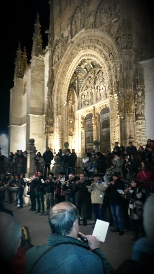 #Informativos / Las charangas de #ArandadeDuero ponen música a la #Navidad frente a la iglesia de Santa María.