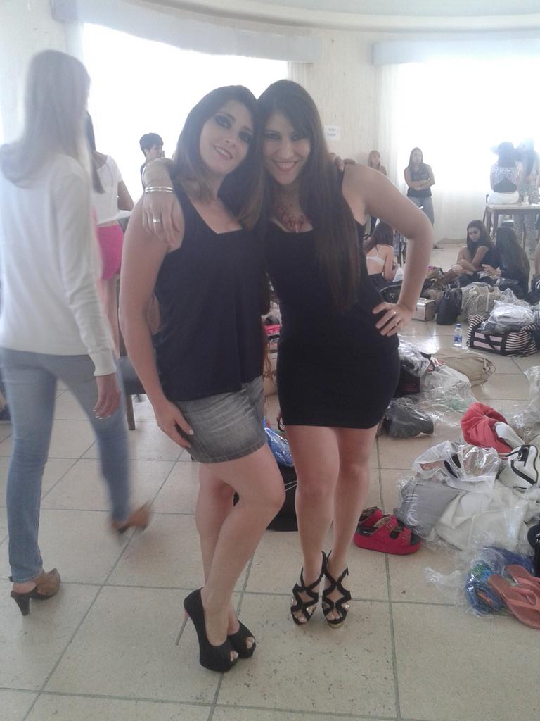 AlberdiDenise's tweet photo. Back del desfile  con mi hermosa amiga @sandrulachina http://t.co/rm1J0ySAem