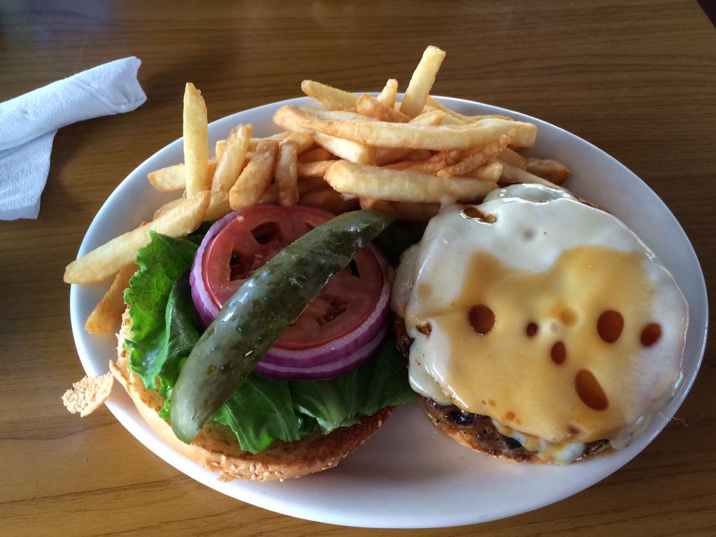 rinchan121's tweet photo. Splashers grillでランチ パイナップル入りのハンバーガーに舌鼓 http://t.co/6xhMk3pMIL