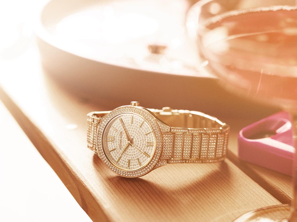 MichaelKors's tweet photo. Because Champagne shouldn’t be the only thing sparkling on New Year’s Eve. http://t.co/hWWQ753aBo #WhatsInYourKors http://t.co/YqHygmay6e