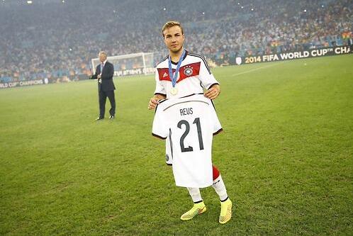 #MejoresImágenesDel2014 Mario Götze le dedicaba el mundial a su mejor amigo.
