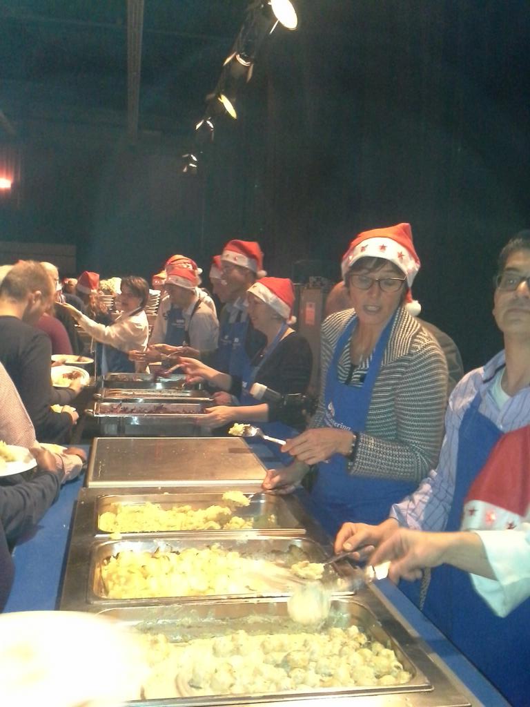 Kerstmaaltijd voor zo'n 450 Zwolse inwoners die het bepaald niet breed hebben.  Fantastisch georganiseerd.