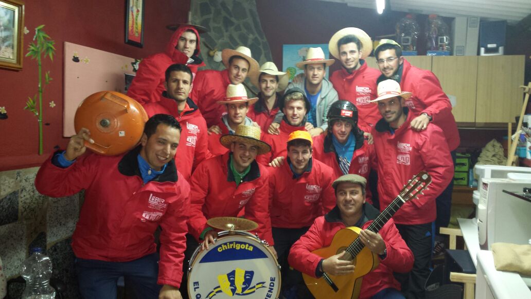 LaEntiende's tweet photo. Os deseamos feliz navidad a todos nuestros seguidores,como siempre este año cargados de fuerzas para dar lo maximo ;) http://t.co/TEyXfXGN99