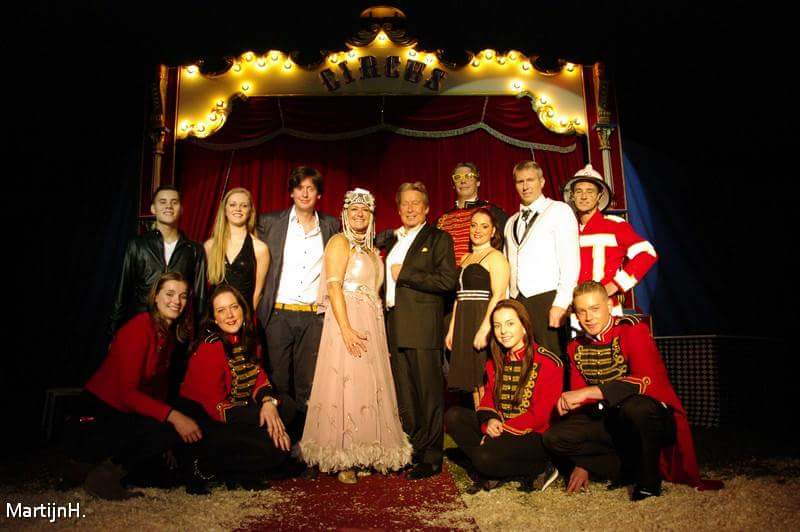 circushilversum's tweet photo. Hele fijne feestdagen namens de artiesten van Wintercircus Hilversum! http://t.co/6Wd6ccCVkz
