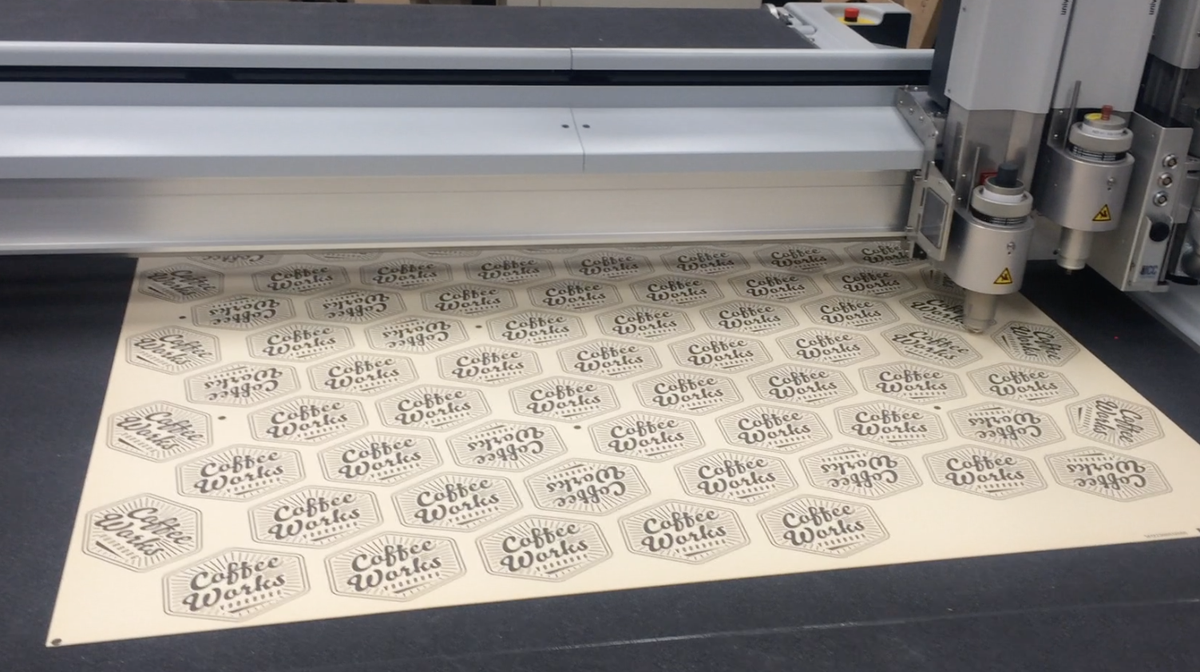 Eerste producties gedraaid op onze nieuwe #Zund! Menukaarten, veel stickers, wijndeksels, cadeaupasjes en viltjes.