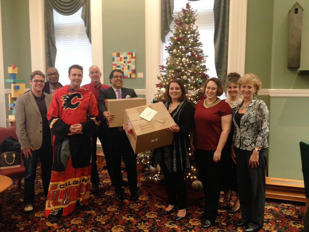 innfromthecold's tweet photo. Thank you to Mayor @nenshi and his team for supporting the Inn! They did a wonderful item drive for our guests. #yyc http://t.co/EXP4QxdGy3