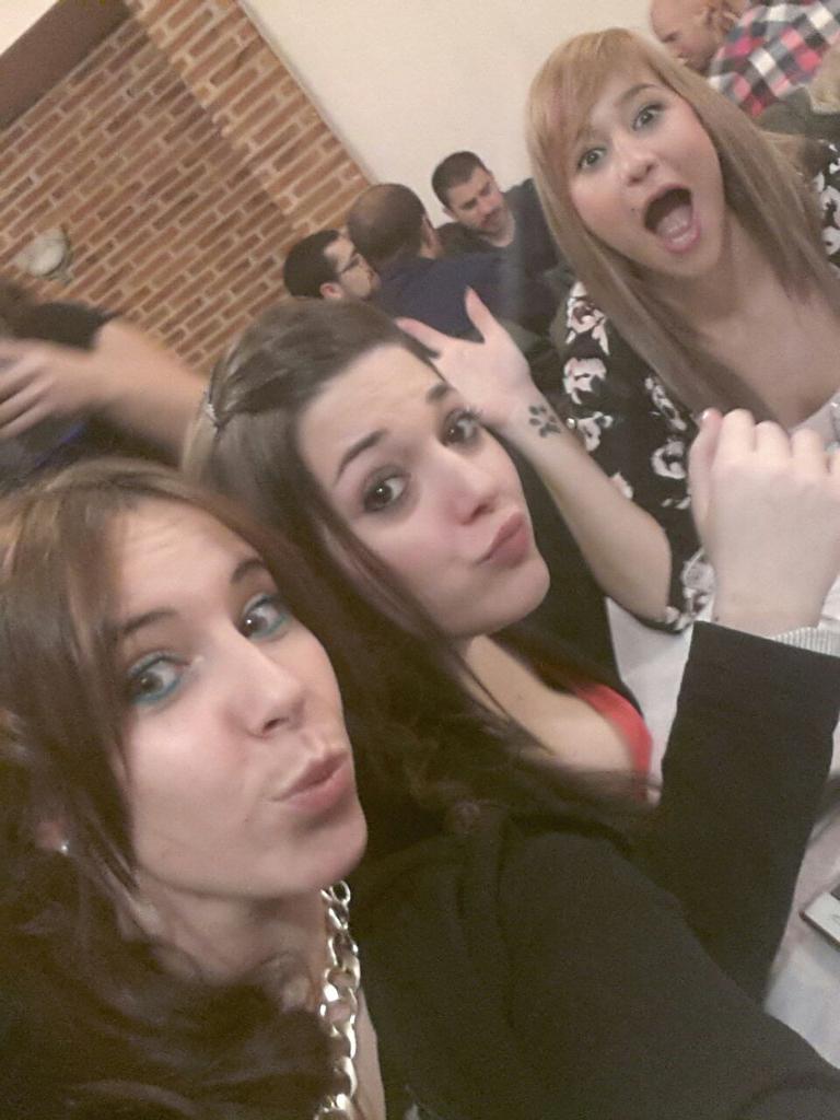Luniiya's tweet photo. Graaaaacias a la vida por ponerlas en mi camino!!! No os alejeis nuuunnca. Os amo infiniiito y massss❤ #MisNiñas http://t.co/6WscAtE2sQ
