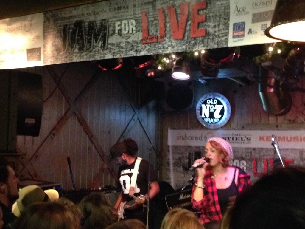 jamforlive's tweet photo. @GlennisGrace zingt @jamforlive de tweede ochtend in voor @SeriousRequest in cafe Stiels! #SR14 #SerefMeselesi http://t.co/lhAir2FbMn