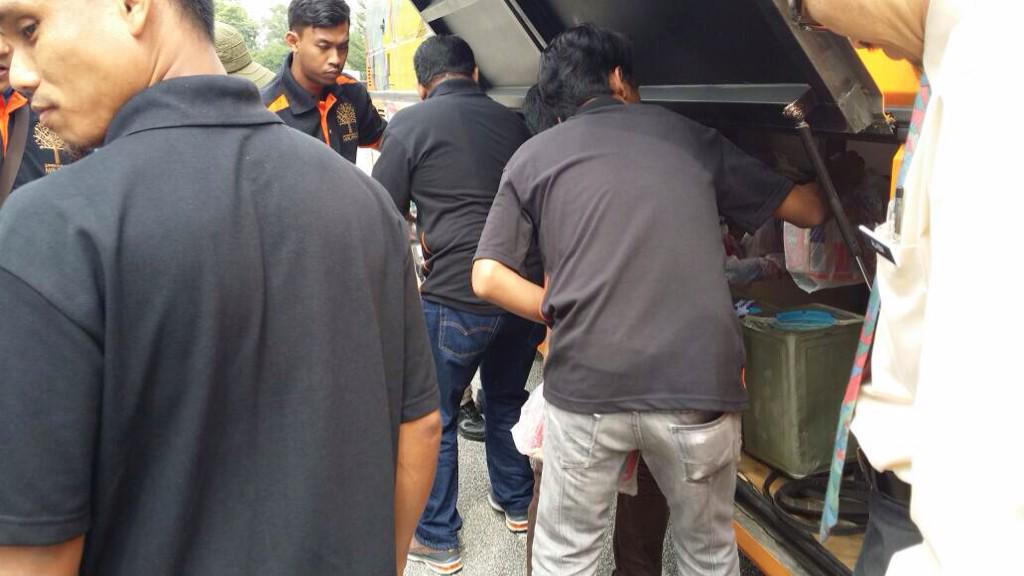 MyISM_HQ's tweet photo. Sukarelawan Jiwa Malaysia yg akn bangkt ke Komplek Perpaduan Maran Pahang sbntr lg. @hjhrohanikarim @JKMHQ http://t.co/pGViLv0Cw5