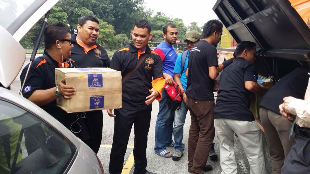 MyISM_HQ's tweet photo. Sukarelawan Jiwa Malaysia yg akn bangkt ke Komplek Perpaduan Maran Pahang sbntr lg. @hjhrohanikarim @JKMHQ http://t.co/pGViLv0Cw5