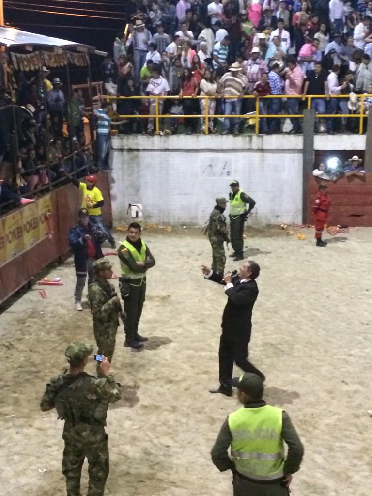 BoPardo's tweet photo. @Dario_GomezZ gracias por llegarle a la gente por medio de sus corazones . Muchísimas gracias ídolo 👏 http://t.co/7c1y3BggC2