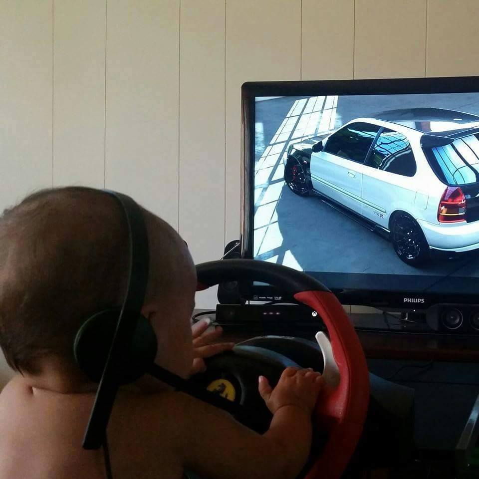 ForzaRacingNet's tweet photo. @ForzaMotorsport FRN's member Esau Rainis' daughter Ezra learning to play FM5! @ForzaRacingNet http://t.co/yinN3ZzzFq