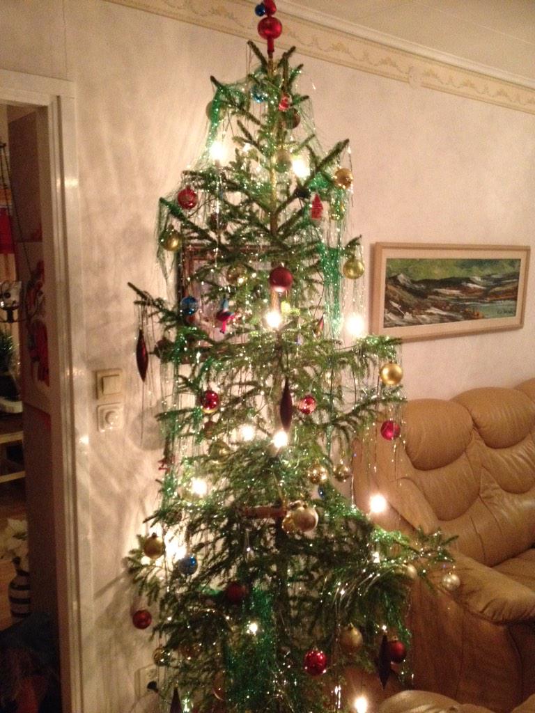 LinneaMarklund's tweet photo. Vår julgran kommer definitivt inte vinna priset för årets finaste, men den har karaktär #julgran http://t.co/MFXyMkcsVV