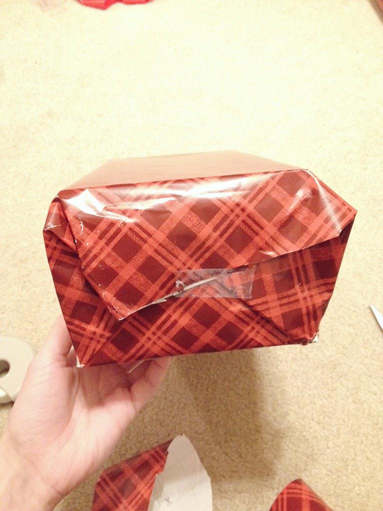 mariaksorenson's tweet photo. I'm just gonna go ahead and apologize now for anyone who receives a present from me.. #wrappingishard 😔 http://t.co/6mgACw6Qjn