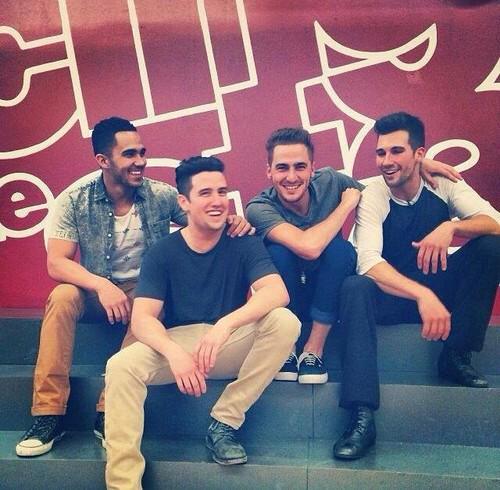MellideLoganH's tweet photo. Mis vatos http://t.co/N6mr6ykq9L